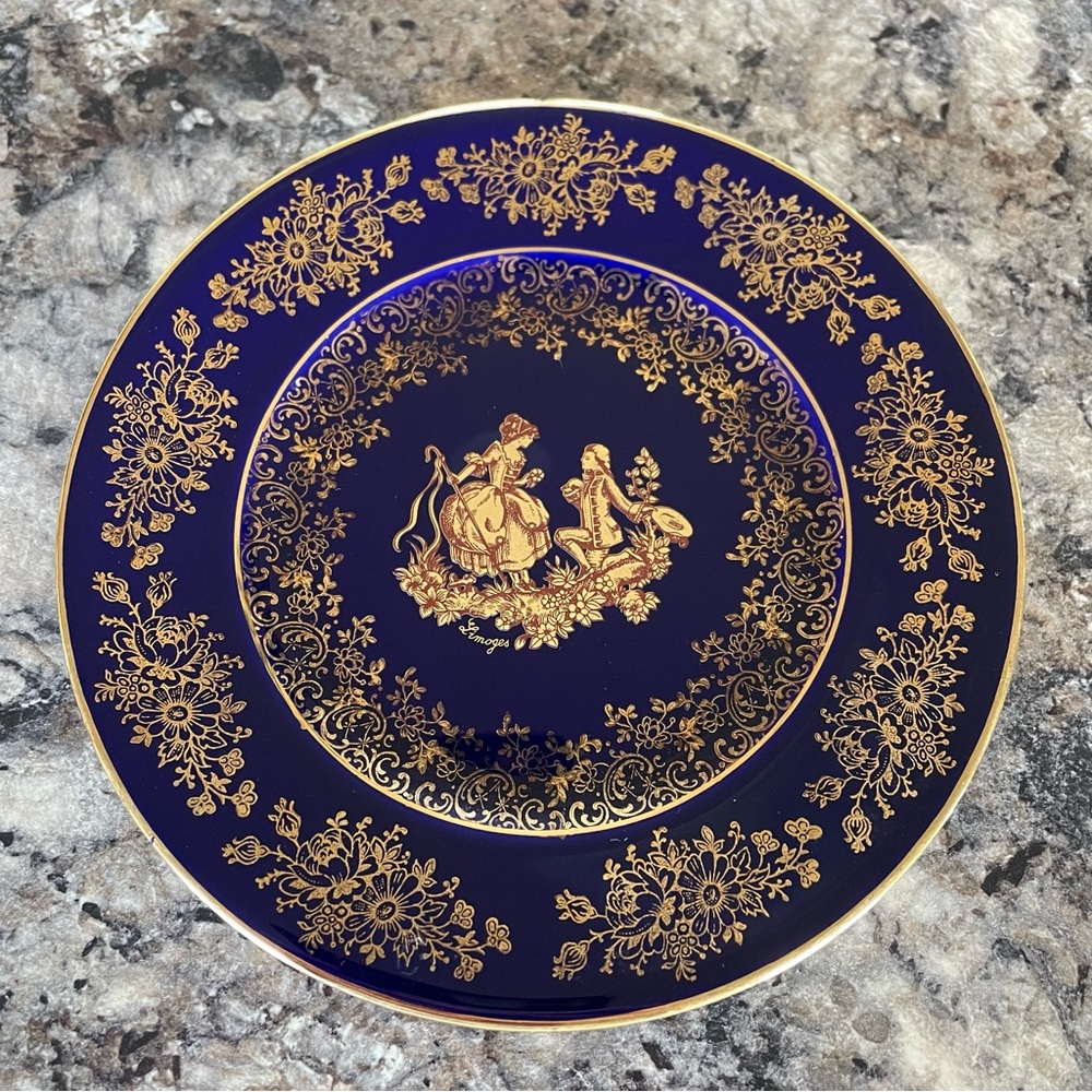 Vintage Limoges Castel France
Collector's Porcelain Plate w/ 22k
Gold Trim Decor